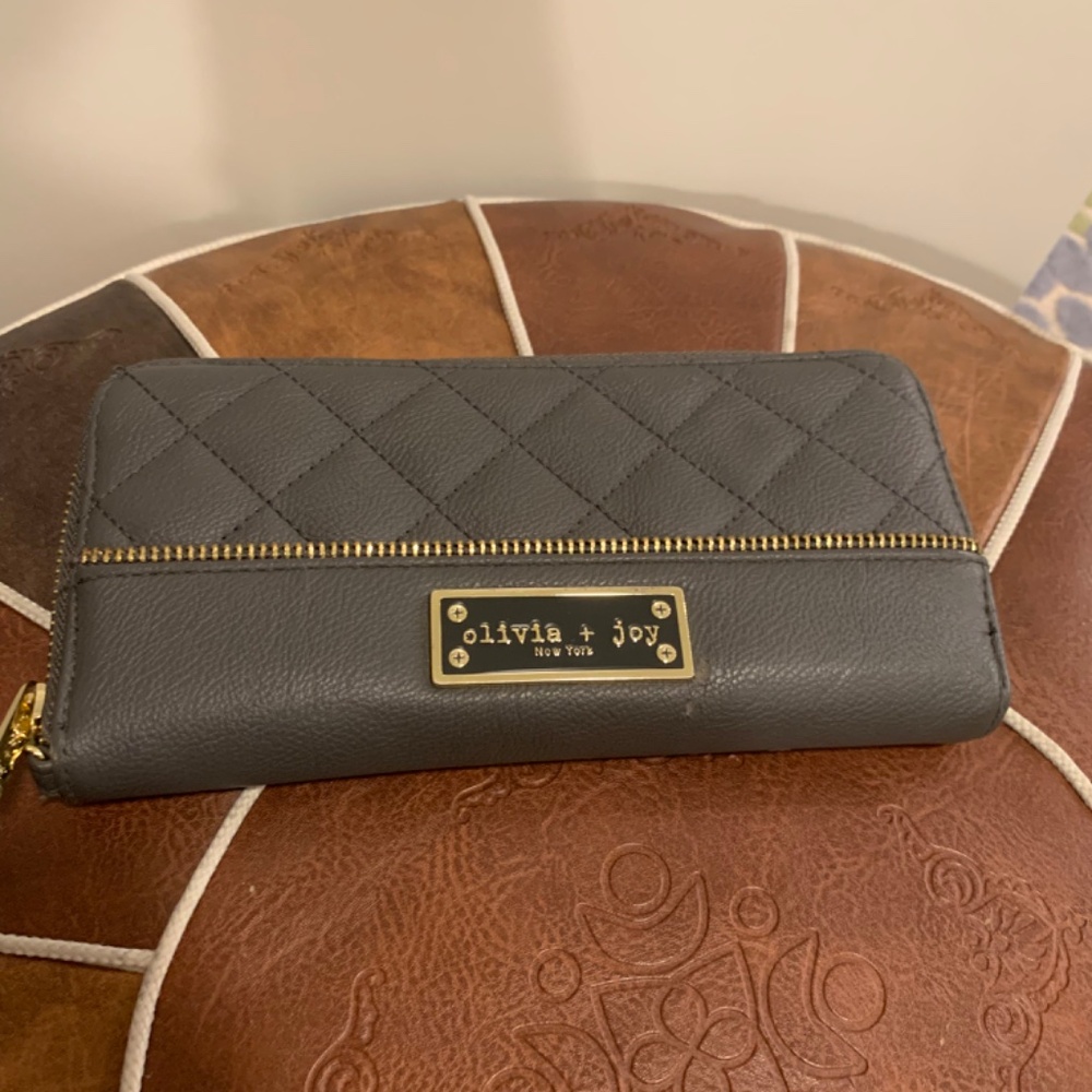 Olivia + Joy Grey Wallet Zipper Detail